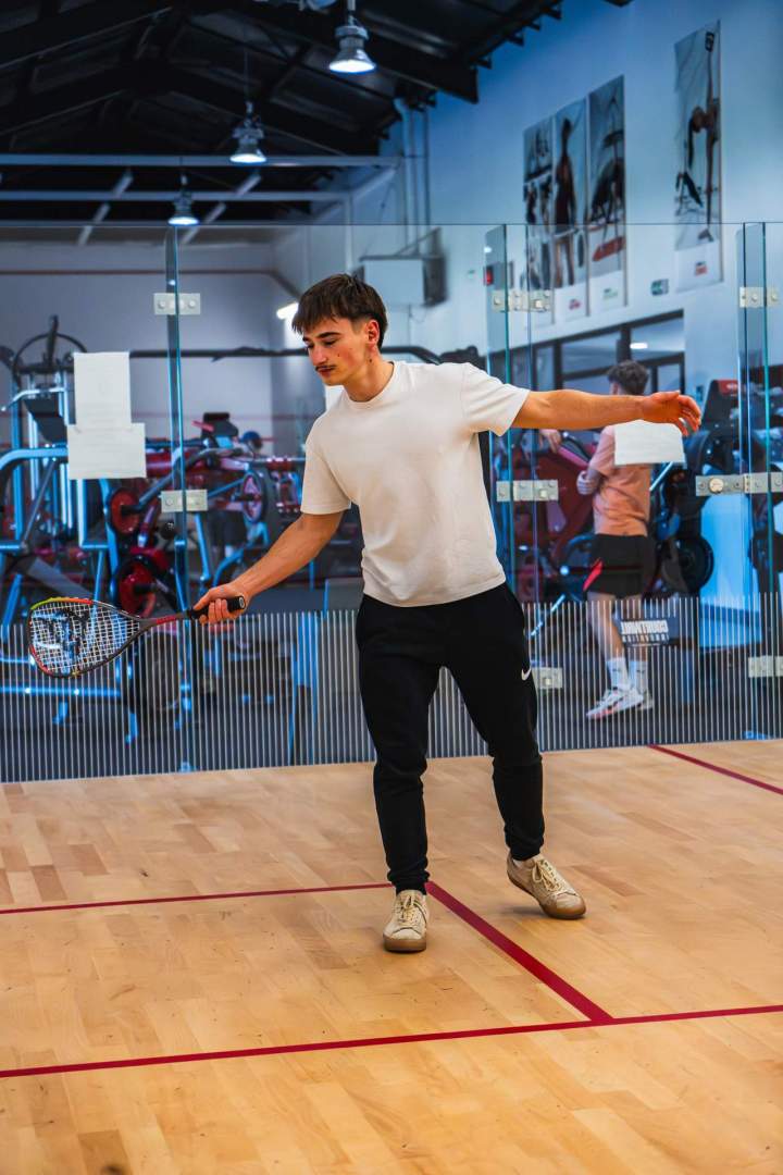 Un terrain de squash accessible à tous